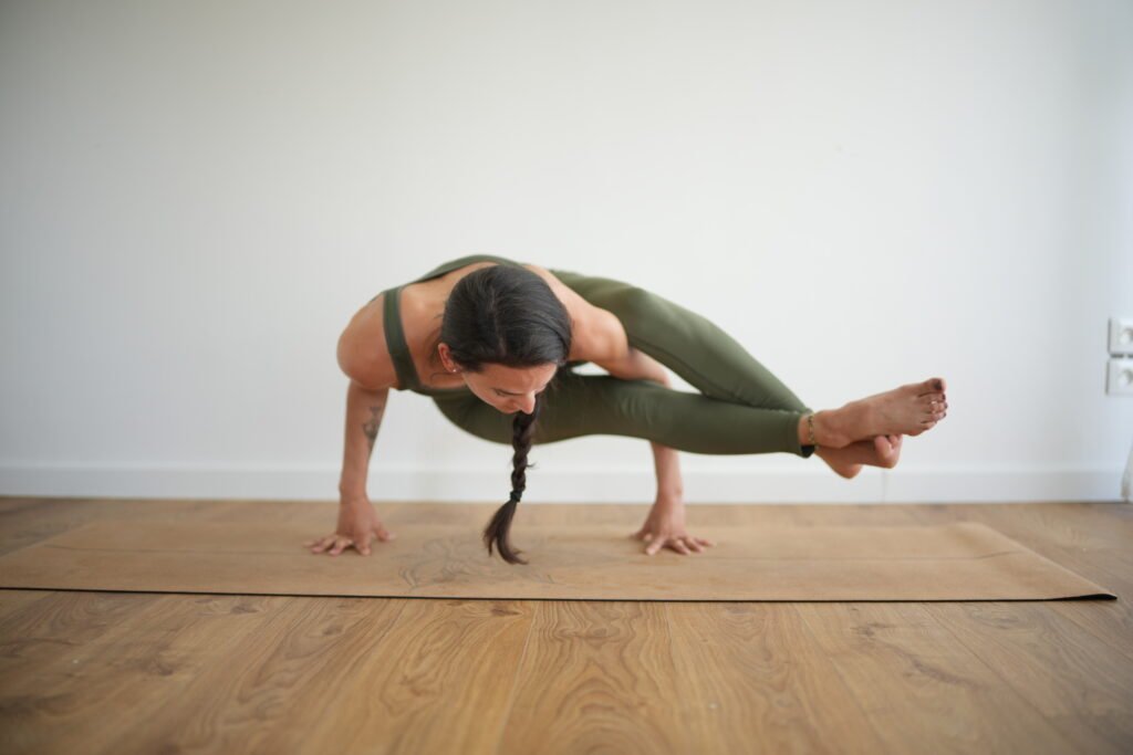 Yogi en équilibre sur les mains, posture de l'angle du 8