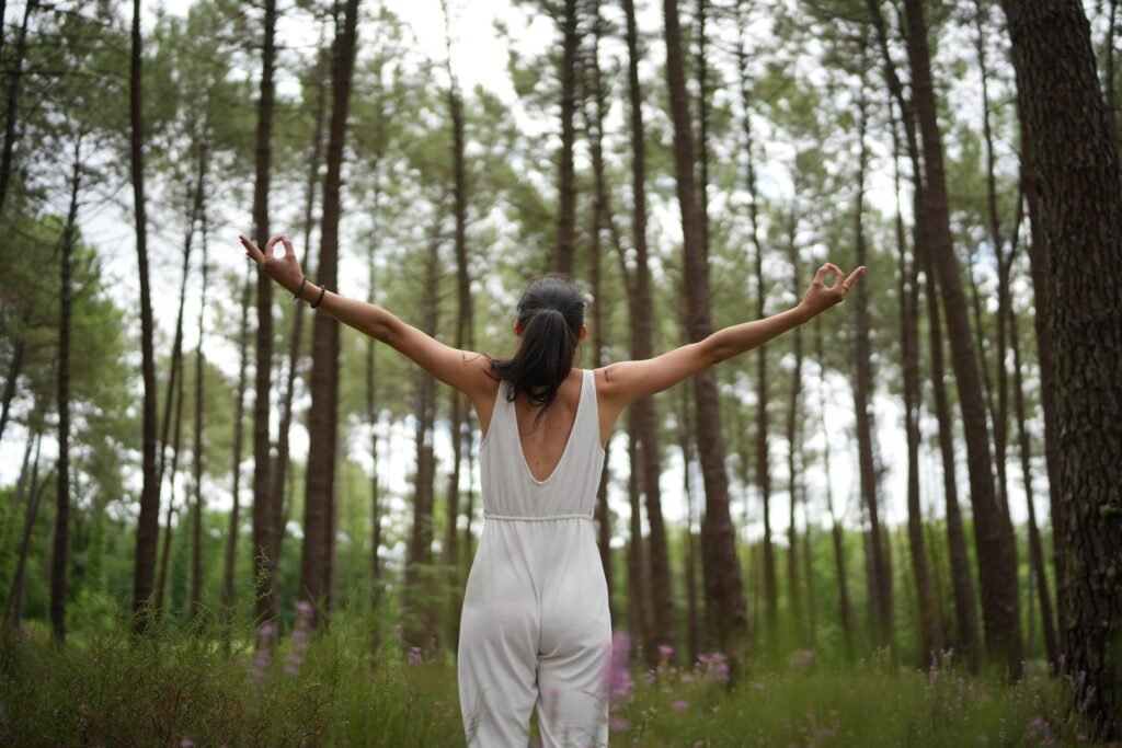 photo urdvha hastasana avec mudra en pleine forêt de Pins